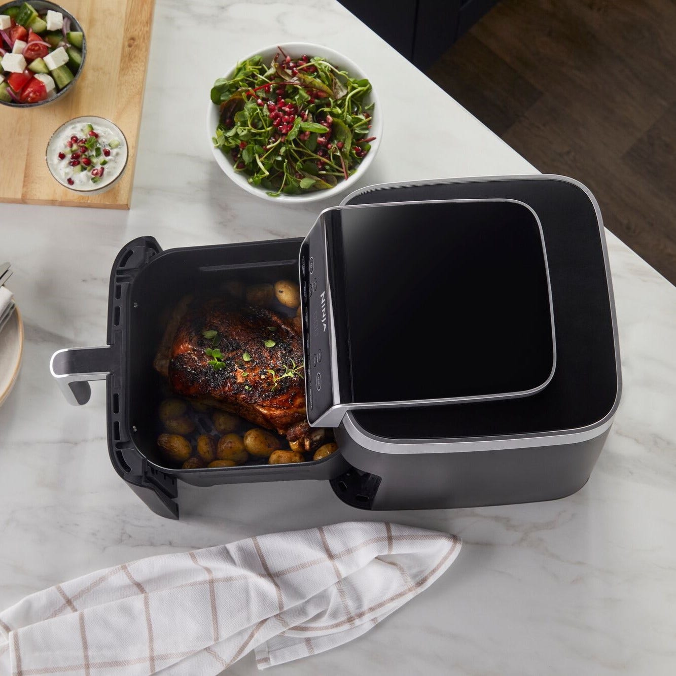 Compact air fryer, larger capacity*